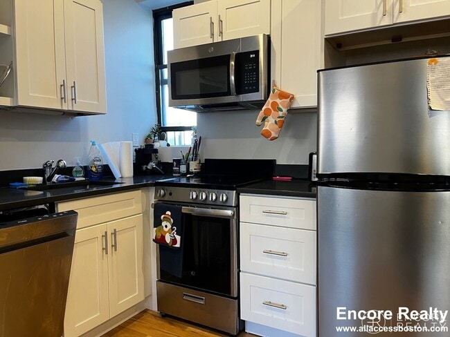 822 Beacon St, Unit 2 in Boston, MA - Building Photo - Building Photo