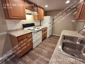 11001 NW Jones Dr in Kansas City, MO - Building Photo - Building Photo
