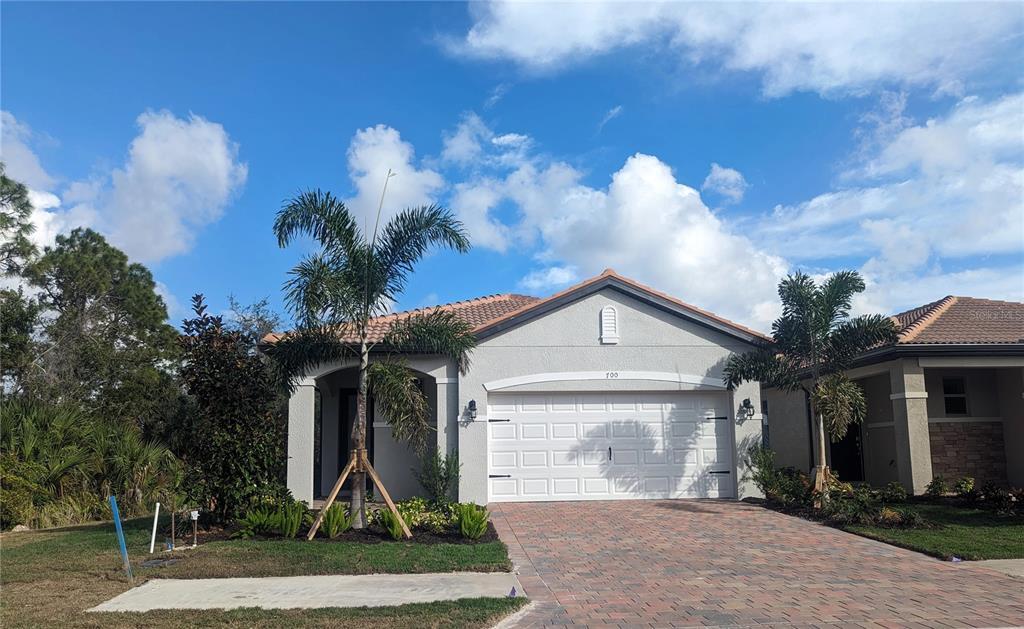 700 Maraviya Blvd in Nokomis, FL - Building Photo