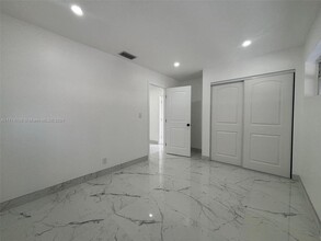 1112 NE 2nd Ct in Hallandale Beach, FL - Foto de edificio - Building Photo