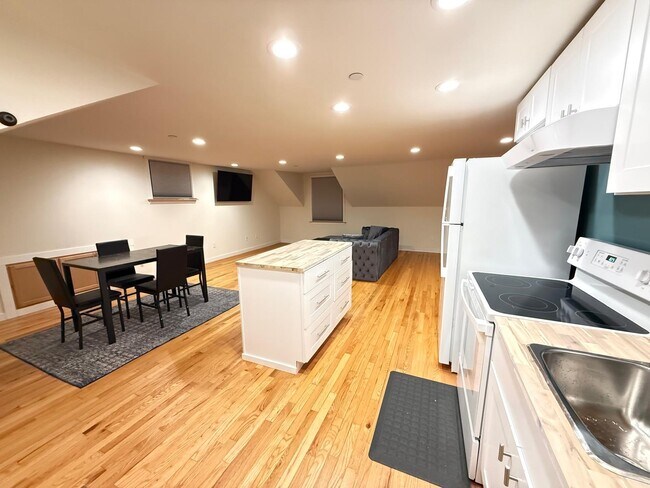 1017 E Front St in Port Angeles, WA - Building Photo - Building Photo