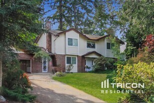 2404 33rd Ave SE in Puyallup, WA - Building Photo