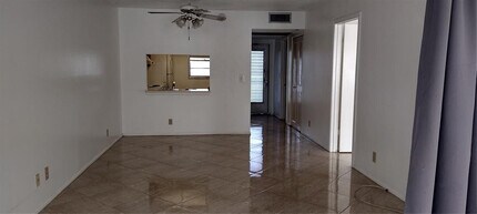 9340 Lagoon Pl in Davie, FL - Building Photo - Building Photo