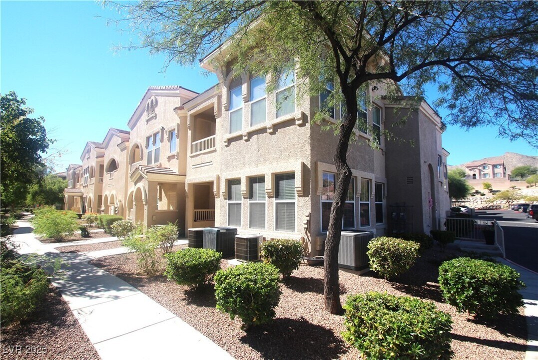 10550 W Alexander Rd in Las Vegas, NV - Building Photo