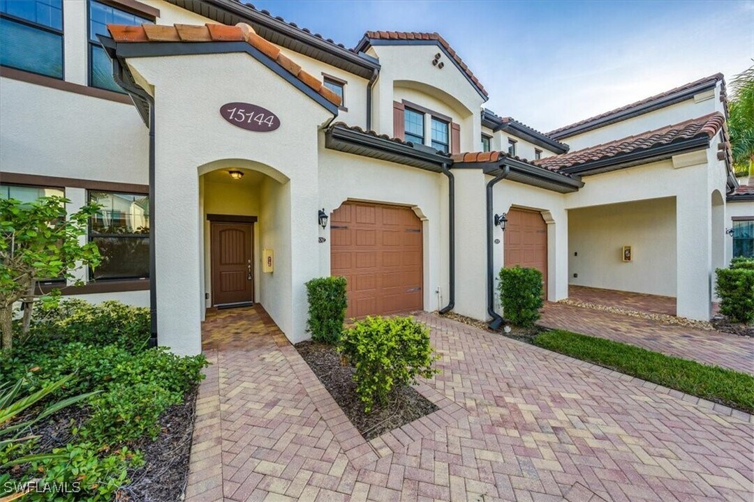 15144 Palmer Lake Cir in Naples, FL - Foto de edificio