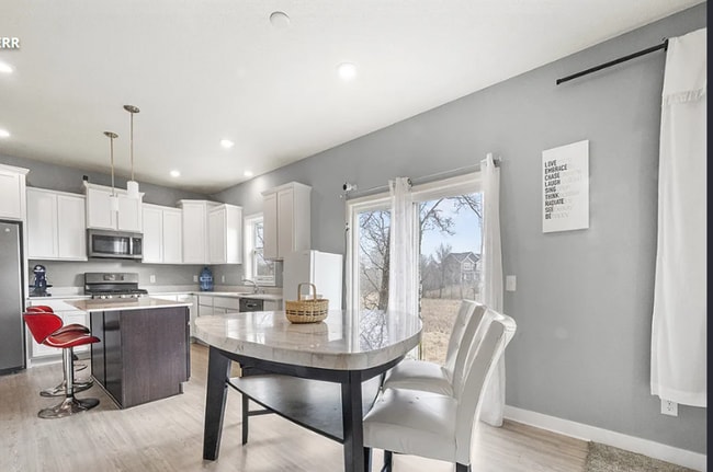 15985 Sapphire St NW in Ramsey, MN - Foto de edificio - Building Photo
