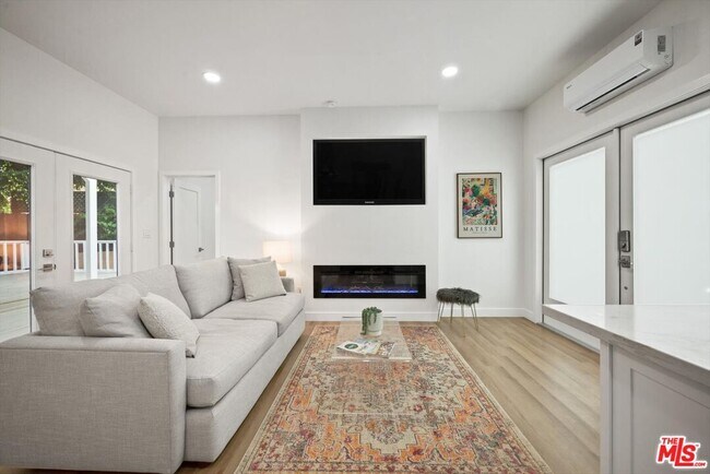 1091 1/2 S Mansfield Ave in Los Angeles, CA - Building Photo - Building Photo