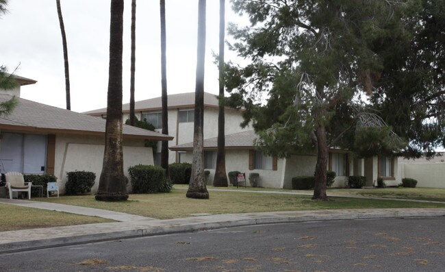 3325 W Harmont Dr in Phoenix, AZ - Foto de edificio - Building Photo