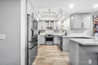 2650 Lake Shore Dr, Unit 201 in Riviera Beach, FL - Building Photo - Building Photo