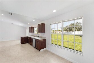 2175 SE Heathwood Cir in Port St. Lucie, FL - Building Photo - Building Photo