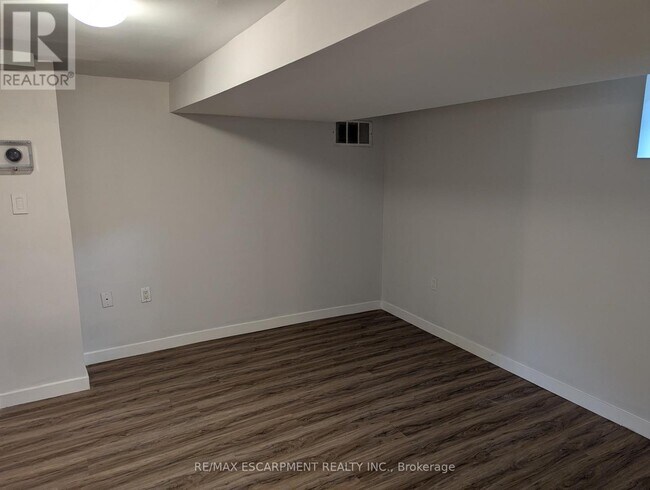 63 Pelham Rd in St Catharines, ON - Building Photo - Building Photo