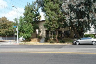 14259 Burbank Blvd in Van Nuys, CA - Building Photo - Building Photo