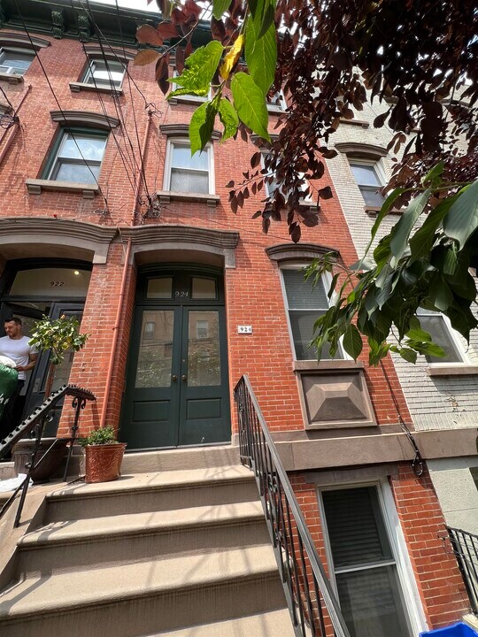 924 Willow Ave in Hoboken, NJ - Building Photo