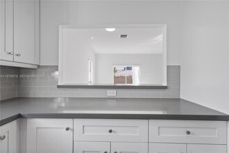 2870 SW 21st St in Miami, FL - Foto de edificio - Building Photo