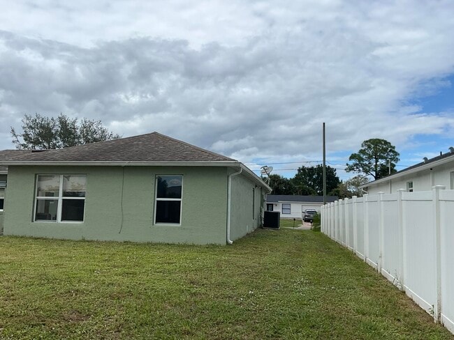 1002 SW Romaine Ln in Port St. Lucie, FL - Building Photo - Building Photo