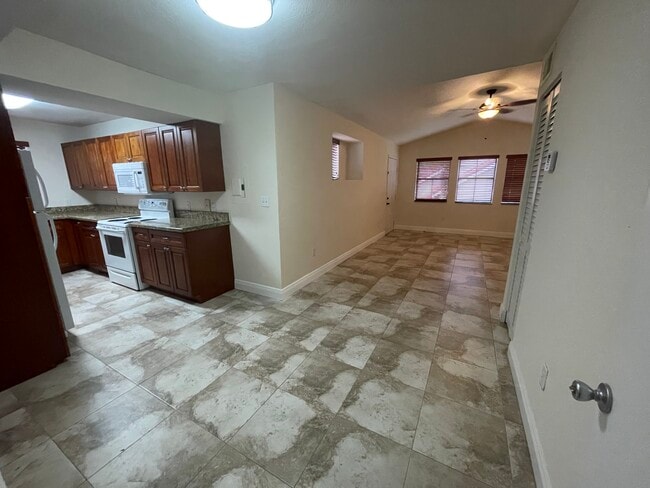 15560 SW 104th Ter, Unit 627 in Miami, FL - Foto de edificio - Building Photo