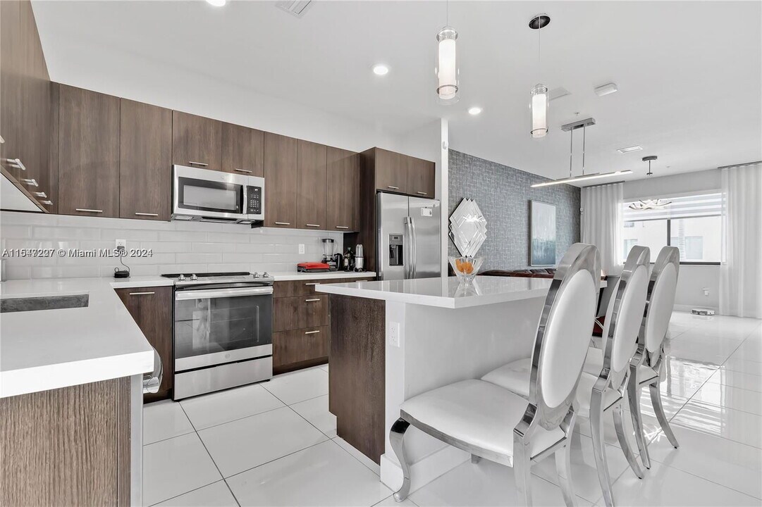 4745 NW 84th Ct in Doral, FL - Building Photo