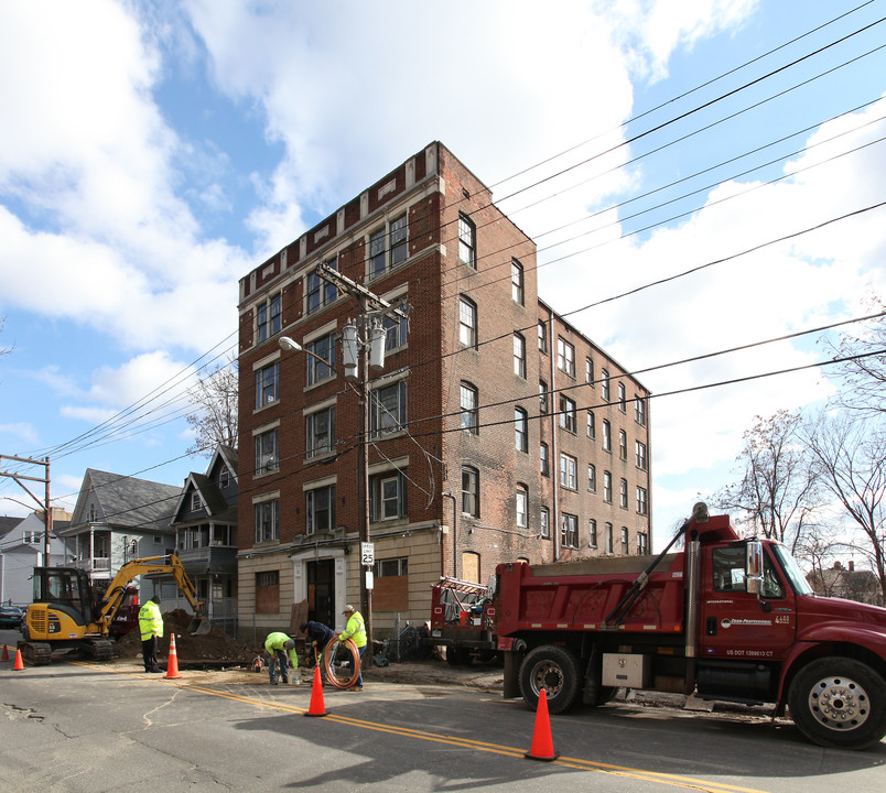 261 Grove St in Waterbury, CT - Foto de edificio