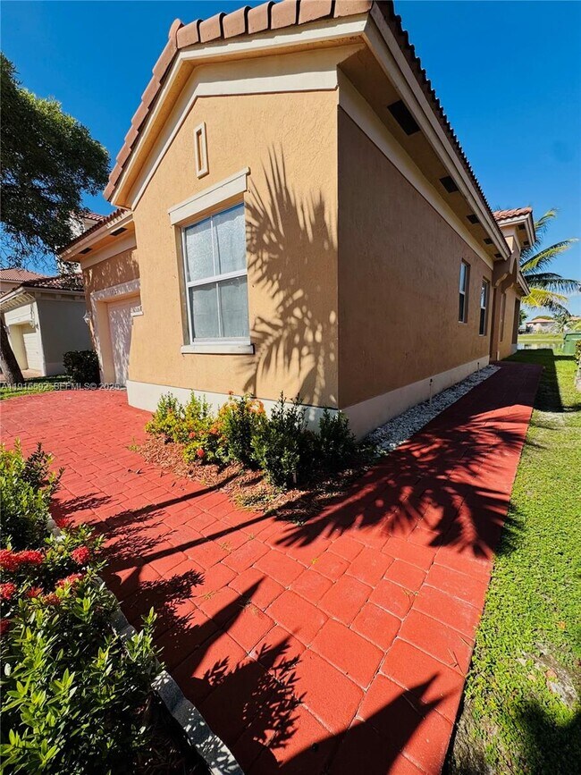 3725 NE 23rd Ct in Homestead, FL - Foto de edificio - Building Photo