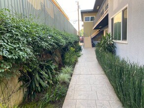 12618 Pacific Ave in Los Angeles, CA - Foto de edificio - Building Photo