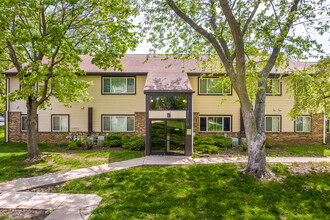 Orchards & Woodlands in Iowa City, IA - Foto de edificio - Building Photo