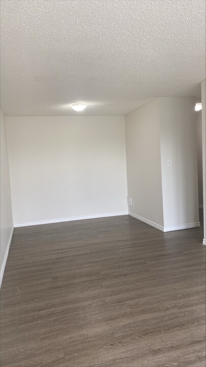 9325-9104 104 Ave NW in Edmonton, AB - Building Photo