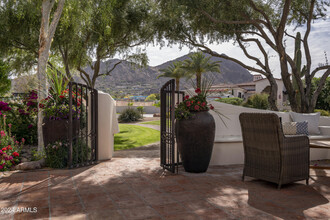 5723 N Wilkinson Rd in Paradise Valley, AZ - Foto de edificio - Building Photo