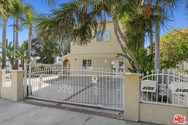2149 Glendon Ave in Los Angeles, CA - Building Photo - Building Photo