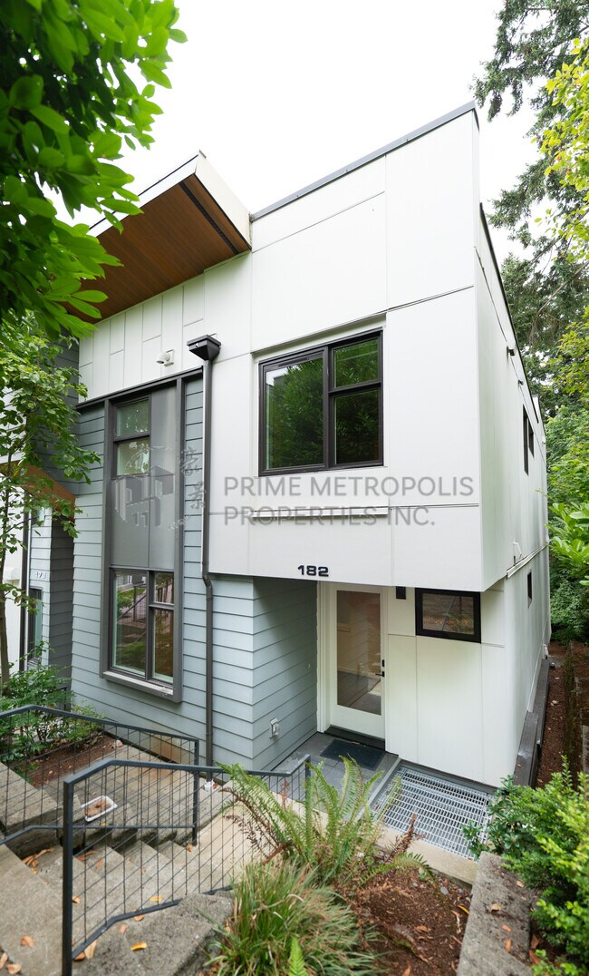182 107th Ct SE in Bellevue, WA - Building Photo - Building Photo