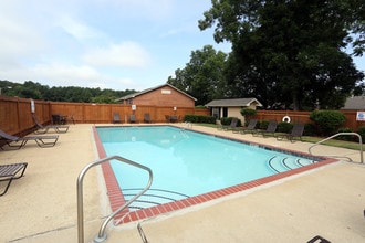 Lake Forest Apartments in Brandon, MS - Building Photo - Building Photo