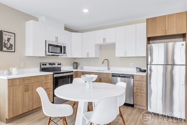 375 Cummins Hwy, Unit 402 in Boston, MA - Building Photo - Building Photo