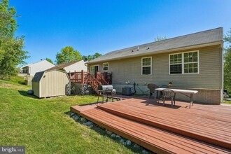 7039 Heather Dr in Bryans Road, MD - Foto de edificio - Building Photo