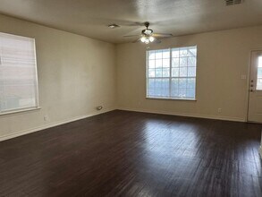 220 Sandstone Dr in Jarrell, TX - Foto de edificio - Building Photo