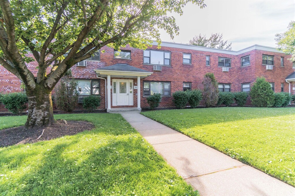 Eagle Rock Apartments at Hicksville & Jericho in Hicksville, NY ...