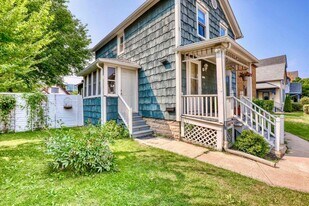 1621 N Van Buren St in Milwaukee, WI - Building Photo