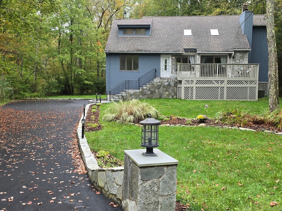 421 E Hyerdale Dr in Goshen, CT - Building Photo