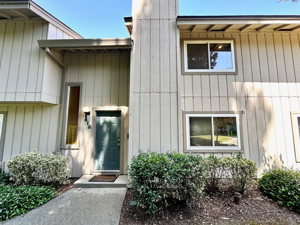 416 Florin Rd in Sacramento, CA - Building Photo