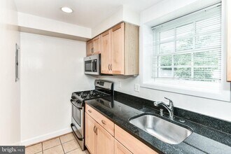 231 N Thomas St in Arlington, VA - Building Photo - Building Photo
