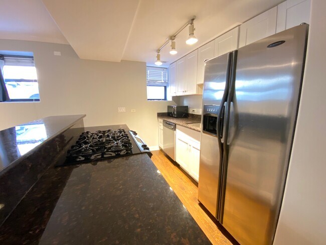 817 W Addison St in Chicago, IL - Building Photo - Building Photo