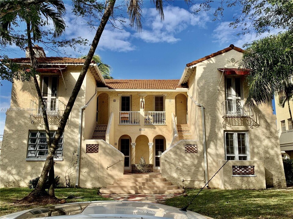 902 Salzedo St in Coral Gables, FL - Building Photo