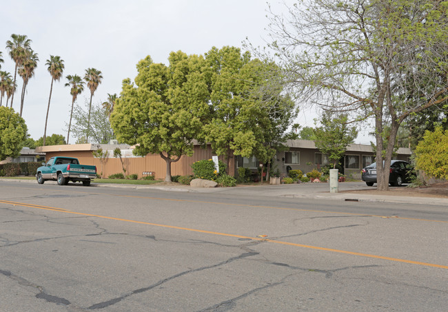 Village Arms in Clovis, CA - Building Photo - Building Photo