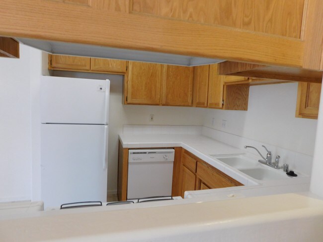 554 Yellow Meadow Ct in Bakersfield, CA - Foto de edificio - Building Photo