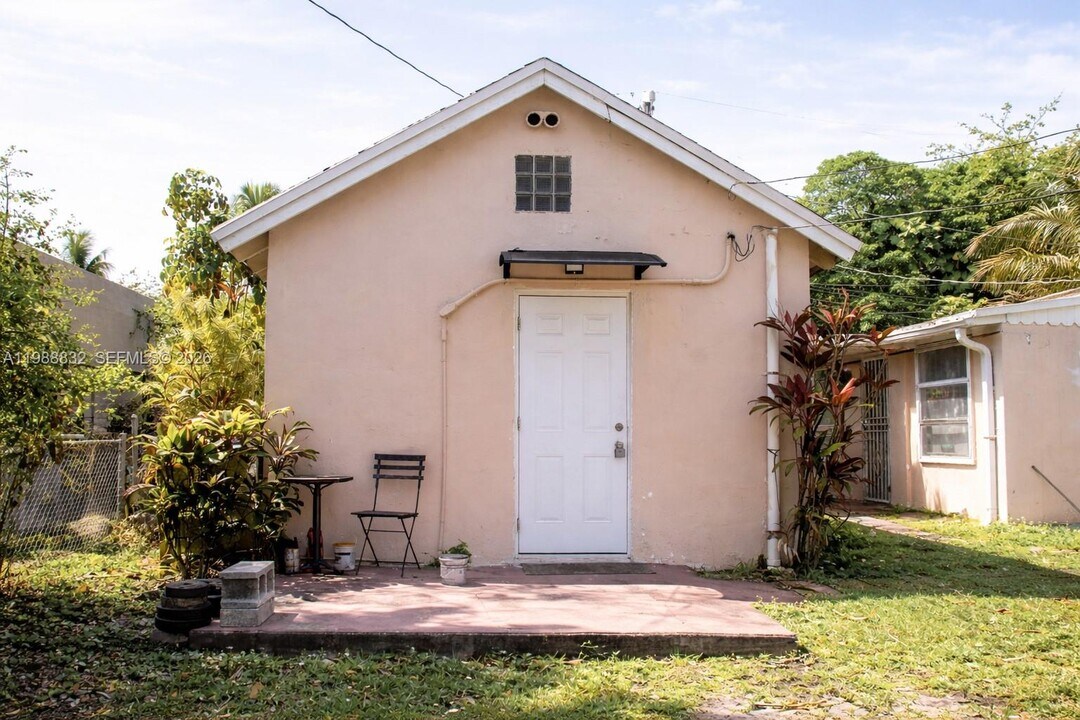 6250 NW Miami Pl in Miami, FL - Building Photo