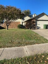 2316 Summer Oaks Ct in Arlington, TX - Building Photo