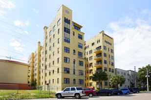 Flori de Leon Apartments