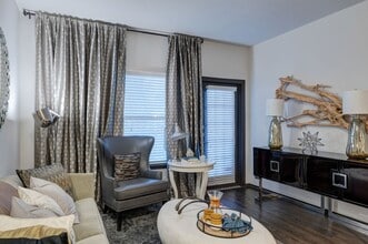 The Flats at Westover Hills in San Antonio, TX - Foto de edificio - Building Photo