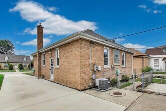 7241 N Overhill Ave in Chicago, IL - Building Photo - Building Photo