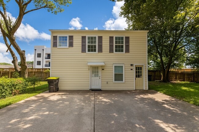 property at 422 W Burleson St