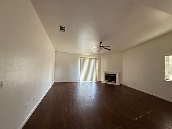 2240 W Buena Vista Ave in Visalia, CA - Building Photo - Building Photo