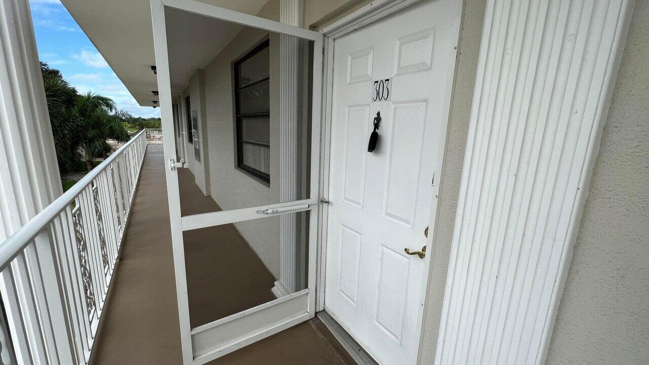 6097 Balboa Cir in Boca Raton, FL - Building Photo